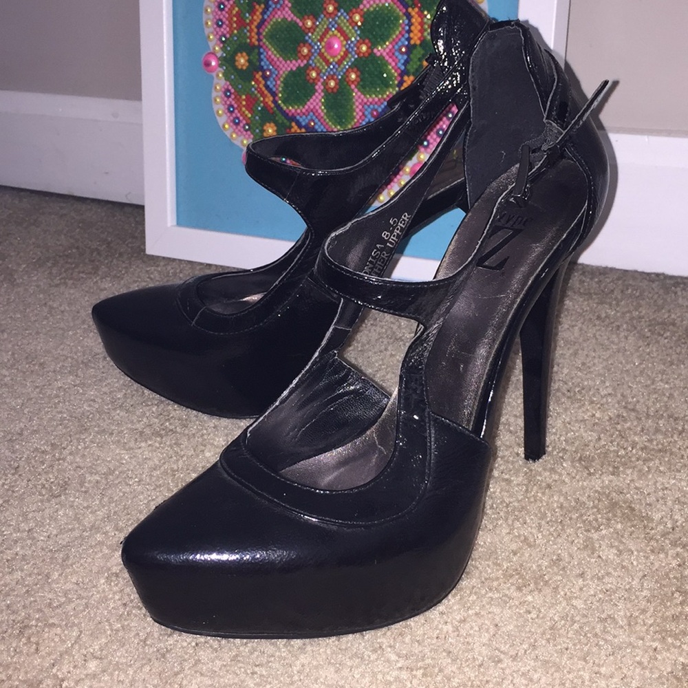 Type Z patent leather stilettos